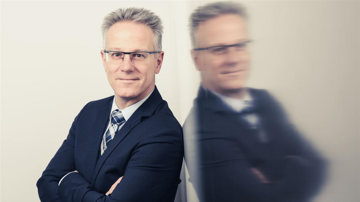 Foto von Torsten Jannack | Rechtsanwalt | Fachanwalt für Arbeitsrecht angelehnt an eine spiegelnde Wand